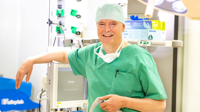 Dr. Stefan Geiger ist Chefarzt für Anästhesie am Elblandklinikum Riesa. Der 61-Jährige hat in Heidelberg studiert, war später an Kliniken in Mannheim und am Uniklinikum Dresden tätig. Er lebt in Sichtweite des Krankenhauses.