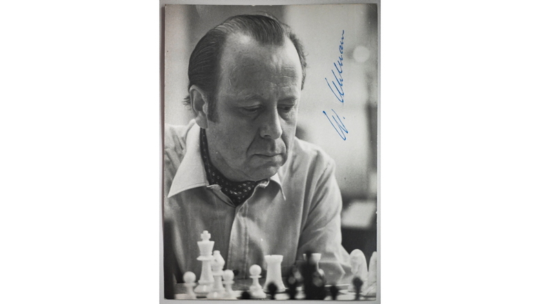 Ein Foto von Schachprofi Uhlmann, das Hans Bodach mit dessen Schachnachlass ausstellt.