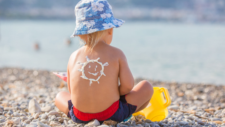 Kinderhaut braucht mit Blick auf die Sonnenbrand-Gefahr besonderen Schutz. Für Kinder gibt es deshalb spezielle Sonnenschutzmittel.
