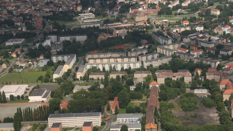 Greifen die Pläne, verlassen die Hochschule Haus VII und die Labore in den ehemaligen Panzerhallen (im Bildvordergrund) das Zittauer Armeegebiet.