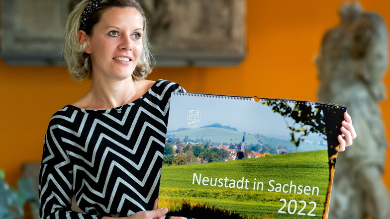 Susanne Ehlig, Leiterin im Tourismusservicezentrum in der Neustadthalle mit dem neuen Neustadt-Kalender.