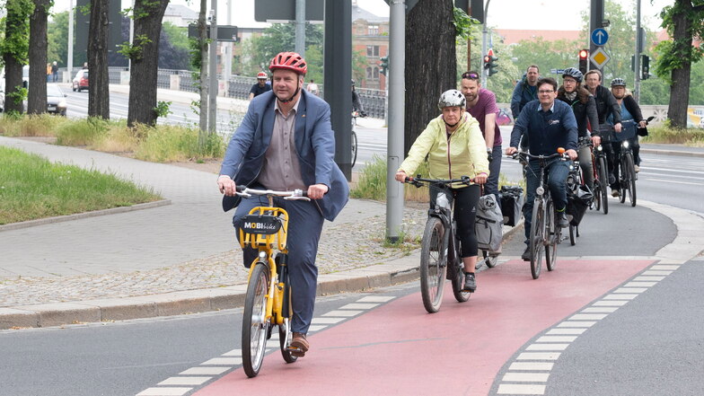 Problemstellen für Radfahrer selbst abfahren: der Oberbürgermeister am Freitagnachmittag auf  Radtour mit dem ADFC.