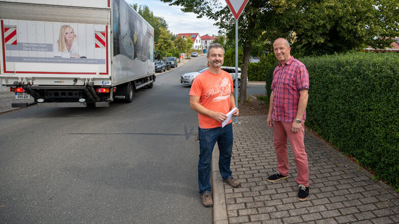 Sebastian Stemmler (links) und Steffen Gehlert sind nicht zufrieden, wie der Verkehr auf der Anliegerstraße An der Baumschule in Wilsdruff geführt wird.