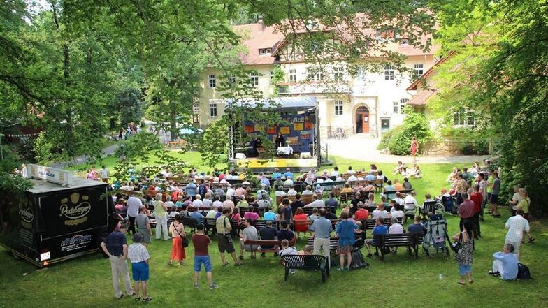 Das Sommerfest im Sächsischen Epilepsiezentrum Kleinwachau war auch in diesem Jahr Bestandteil des Kirchspieltages. Es begann mit einem Gottesdienst der von Pfarrerin Elisabeth Roth und Wachaus Pfarrer Thomas Slesazeck gestaltet wurde.