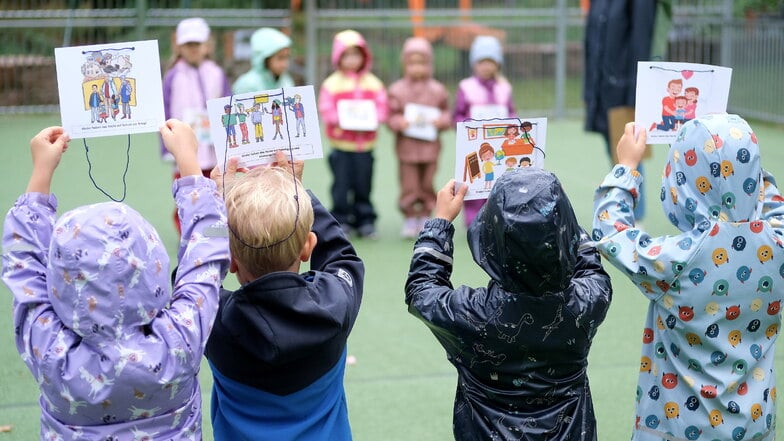 Kinderrechte zum Kennenlernen. Die Kids der Kita Querweg probieren den neuen Parcours an der Jahnhalle aus.