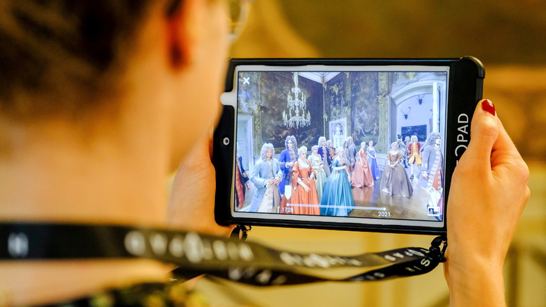Seit dem vergangenen Jahr können Besucher Schloss Moritzburg wie zu Augusts Zeiten erleben. Ein moderner Tablet-Guide erweckt die historischen Säle zum Leben.