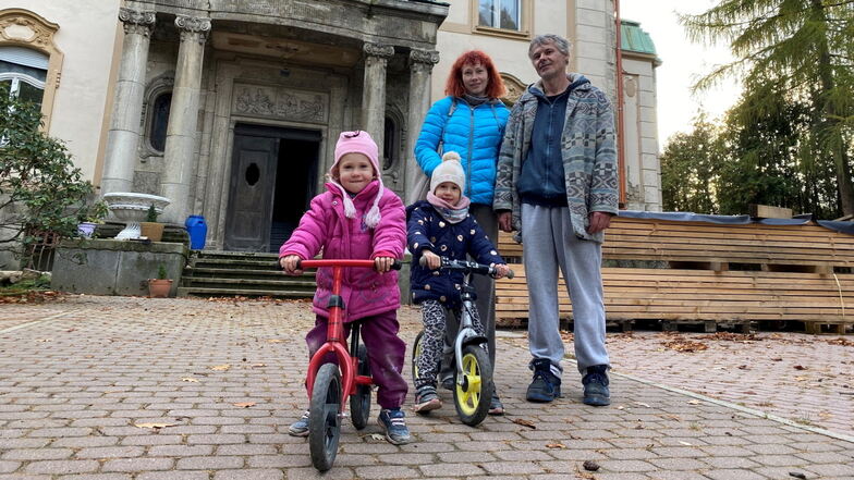Lukas Hervert mit Frau und Töchtern vor der Villa. Mit viel Engagement und Eigenleistung sind sie hier ans Werk gegangen.