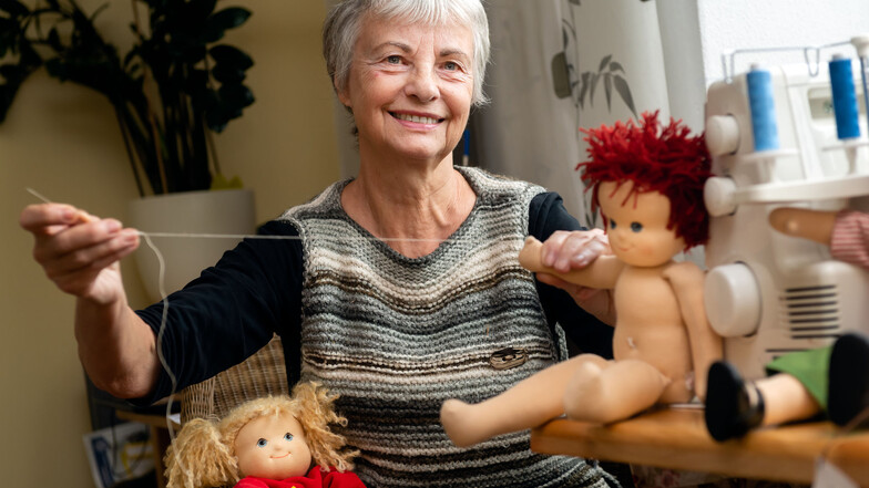 Gabriele Schwager lässt ihrer Kreativität bei der Herstellung individueller Spielgefährten freien Lauf. Etwa zehn Stunden braucht sie für eine Puppe.