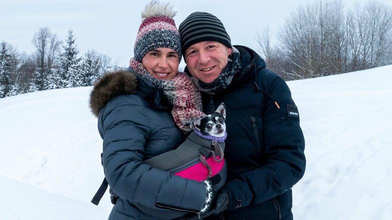 Tatjana und Heiko Hermer gehen mit ihrem Chihuahua in Hartha spazieren. Warm verpackt sind alle Drei.
