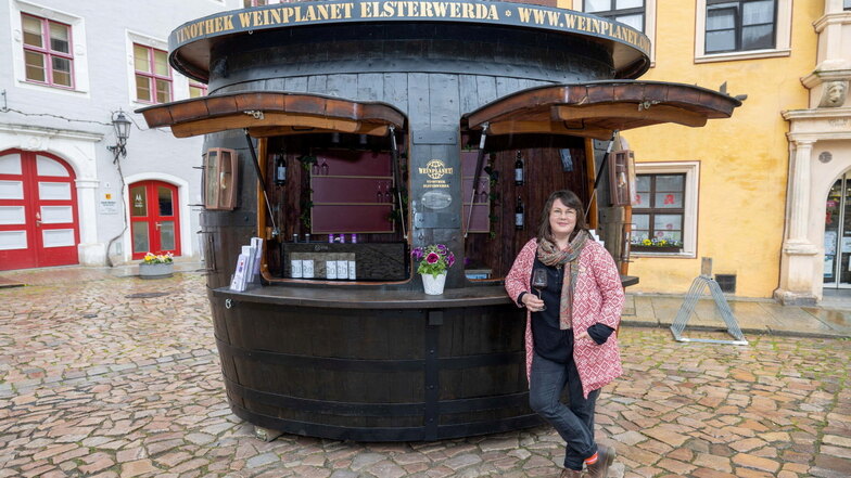 Katharina Schuh vom Weingut Schuh aus dem Coswiger Ortsteil Sörnewitz eröffnet die erste Woche der 3. Wein-Pavillon-Saison in Meißen. In dem Glas ist ein Rotwein der Sorte Regent aus dem Weingut.