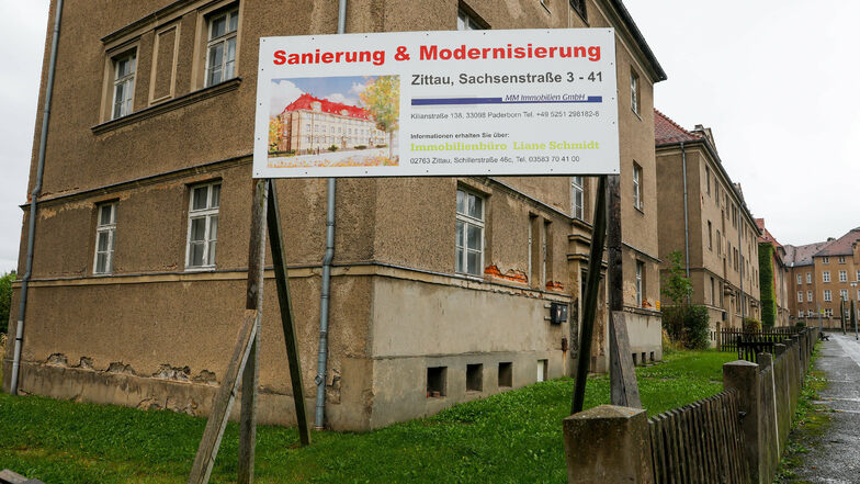 Die seit fünf Jahren auf diesem Schild versprochene Renovierung der Zittauer Sachsenstraße ist bisher ein leeres Versprechen.