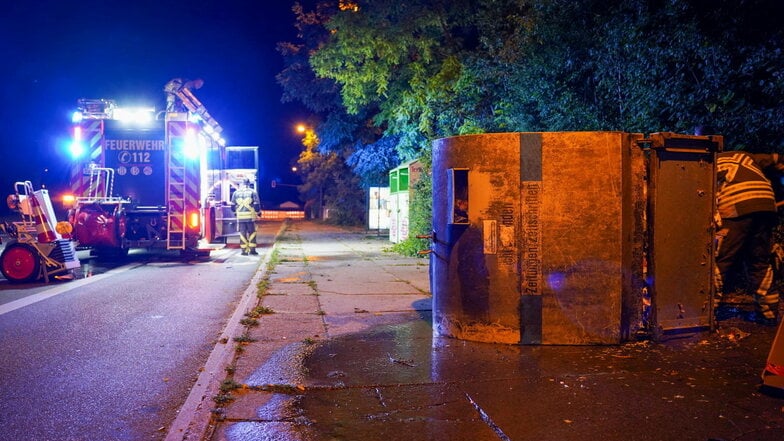 Ein Container für alte Zeitungen und Zeitschriften hat in der Nacht zu Freitag im Bautzener Stadtteil Gesundbrunnen gebrannt.