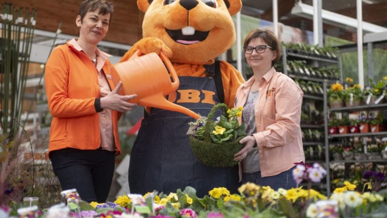 Greifen dem Obi-Biber immer gern unter die Arme: Marktleiterin Maren Haase (l.) und Kollegin Annett Hommel aus dem Gartencenter.