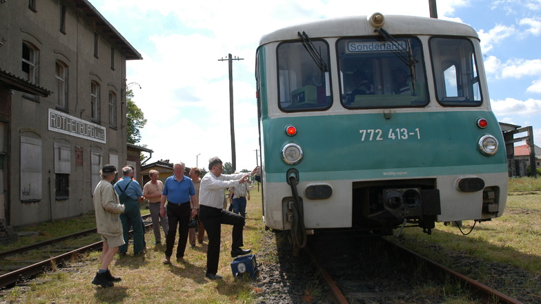 Im August 2005 hielt ein Triebwagen, auch "Ferkeltaxi" genannt, am damals noch unsanierten Bahnhof in Rothenburg. So ein Gefährt in moderner Bauart könnte künftig zwischen der Kleinstadt und Horka verkehren.