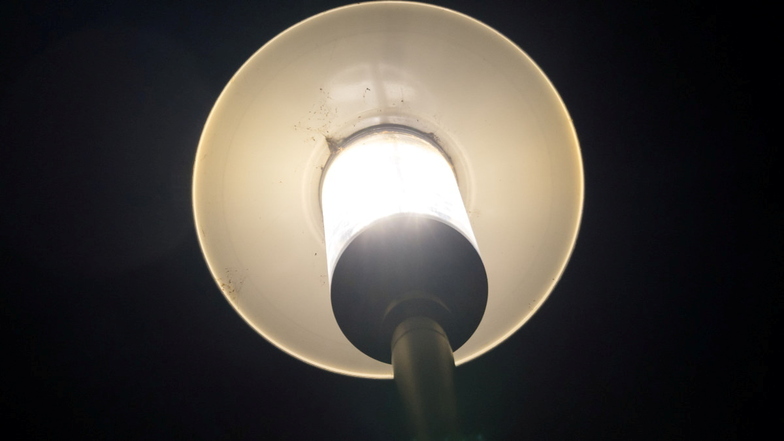 Wie lange die Straßenbeleuchtung in der Nacht leuchtet, ist seit der Energiekrise umstritten. Auch in Bernstadt.