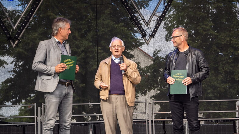Zum Stadtfest im vergangenen Jahr überreichte Paul Namyslik (Mitte) an den damals scheidenden Bürgermeister Jochen Reinicke (links) und dessen Nachfolger Enrico Münch (rechts) je ein Exemplar seines Buches "Geschichtliche Ereignisse von Gröditz".