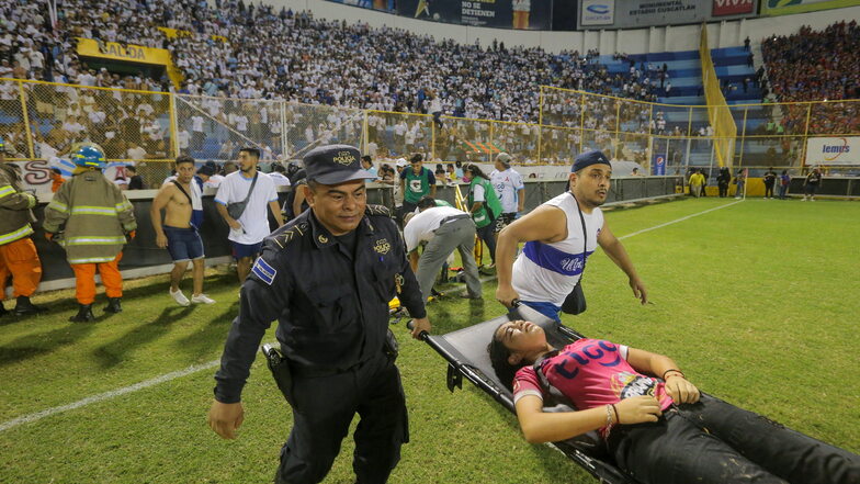 Ein verletzter Fan wird vom Spielfeld getragen.