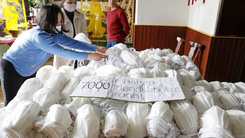 Mitglieder des Vietnamesischen Kulturvereins Löbau-Zittau haben insgesamt 7.000 Schutzmasken übergeben.