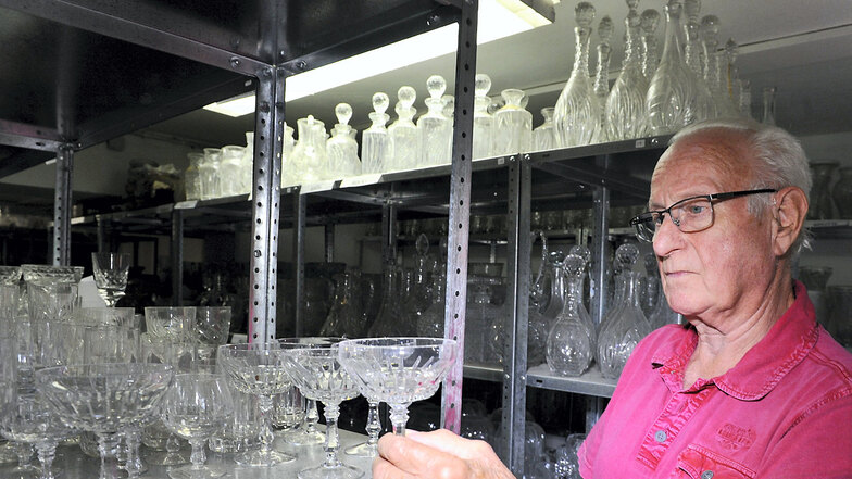 Jochen Exner, Gründervater und ehemaliger Chef des Glasmuseums Weißwasser, stöbert im Fundus „100 Jahre Bärenhütte Weißwasser“. So manche Rarität konnte er für die Nachwelt sichern – als stumme Zeugen der Geschichte der Glasindustrie in der
