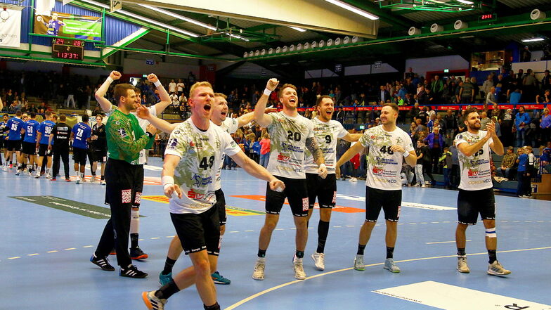 Die Dresdner HC-Profis feiern den Sieg im Sachsen-Derby gegen Aue mit den ca. 100 mitgereisten Fans.