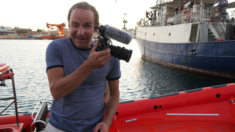 Weinberg am Hafen von Malta auf einem Beiboot der „Lifeline“.