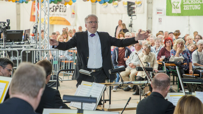 Großer Auftritt für das Sinfonieorchester der Elbland Philharmonie Sachsen im Festzelt zum Windbergfest.