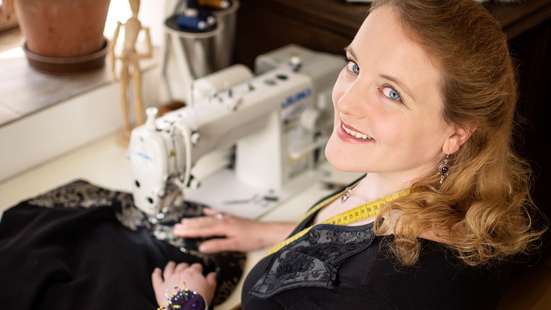Carolina Schmidt verbindet an ihrer Nähmaschine Handwerk und Kunst - für jederfrau und Künstler.