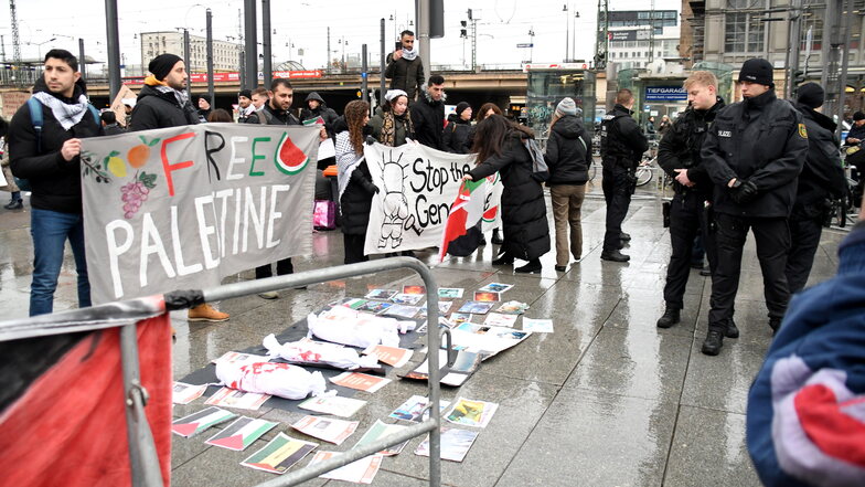 Etwa 150 Menschen protestieren in Dresden bei Pro-Palästina-Demo