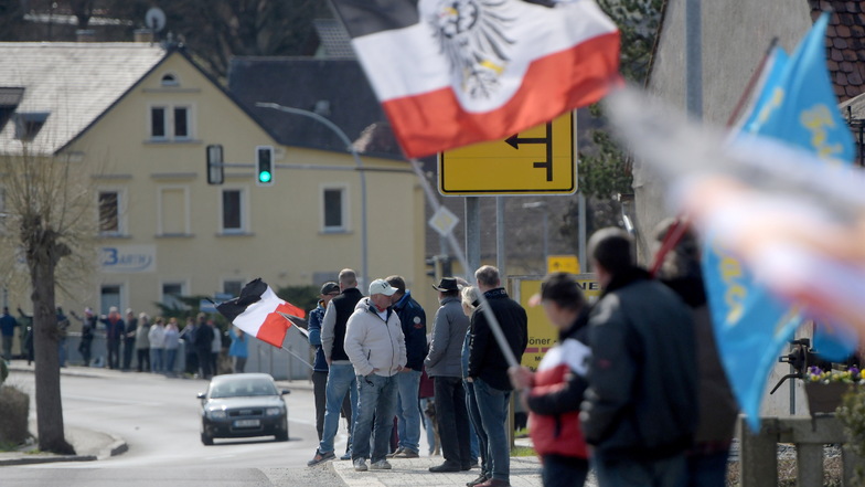 Der Protest gegen die Maßnahmen geht weiter - hier ein Bild vom April. Auch Reichsflaggen werden wöchentlich gehisst - Mustererlass hin oder her.