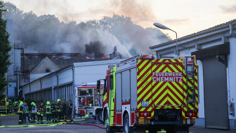 Feuerwehrleute bekämpfen einen Brand in Chemnitz. Das Feuer in der Stahlgießerei war am Freitag während des Produktionsprozesses ausgebrochen.