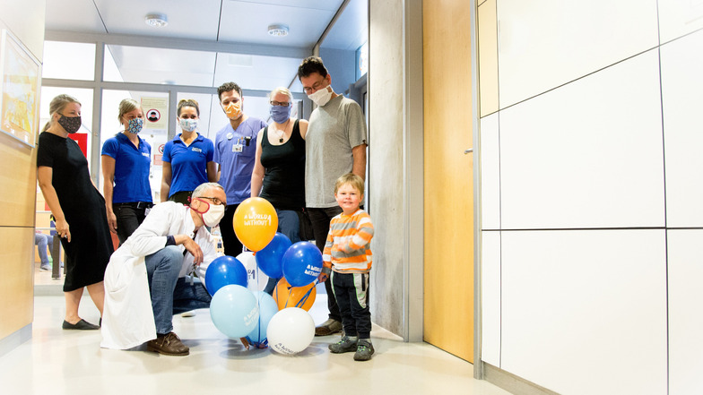 Abschied mit Luftballons: Eddie hat den aktiven Teil der Studie erfolgreich beendet. Er wird jetzt nur noch zur Nachbeobachtung in die Klinik kommen.