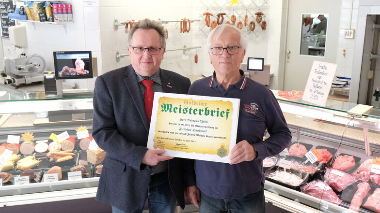 Der Nossener Fleischermeister Andreas Thiele (r.) erhielt den Goldenen Meisterbrief. Kreishandwerksmeister Peter Liebe gratulierte ihm.