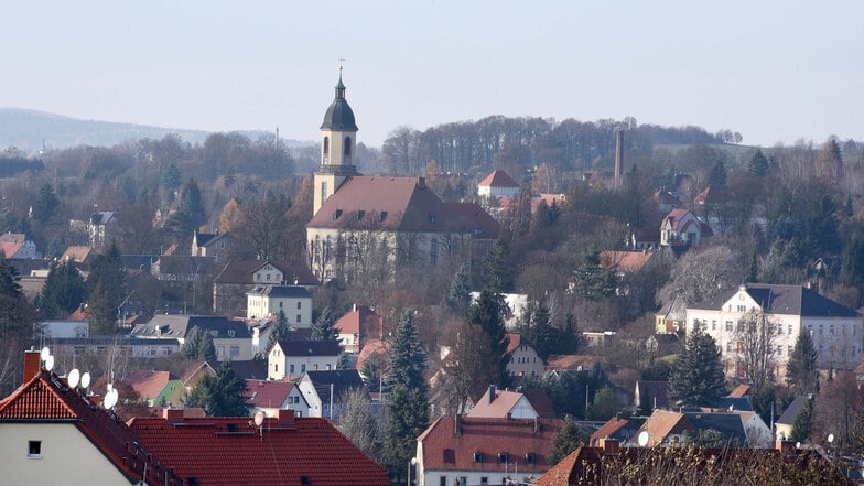 Eine Ortsansicht von Seifhennersdorf mit Blick zur Kirche.