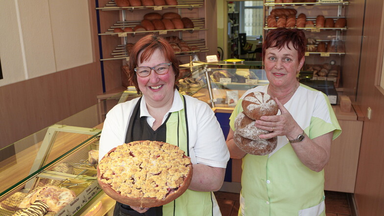 Bäckermeisterin Marion Zimmermann (l.) und ihre Mitarbeiterin Angelika Justus in ihrer neuen Filiale am Altmarkt in Bischofswerda