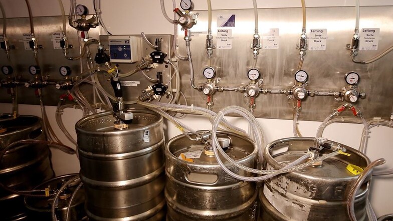 Extra von der Brauerei für den Luisenhof entwickelt: In Reihe geschaltete Radeberger-Fässer in einem eigenen Kühlraum.