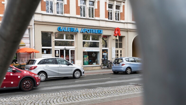 Im Jahr 2021 drehte am Gebäude am Puschkinplatz noch das rote Apotheken-Zeichen´.