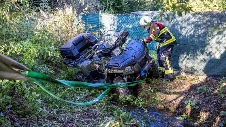 Das verunglückte Quad wird von der Feuerwehr aus dem Döbraer Bach geborgen.