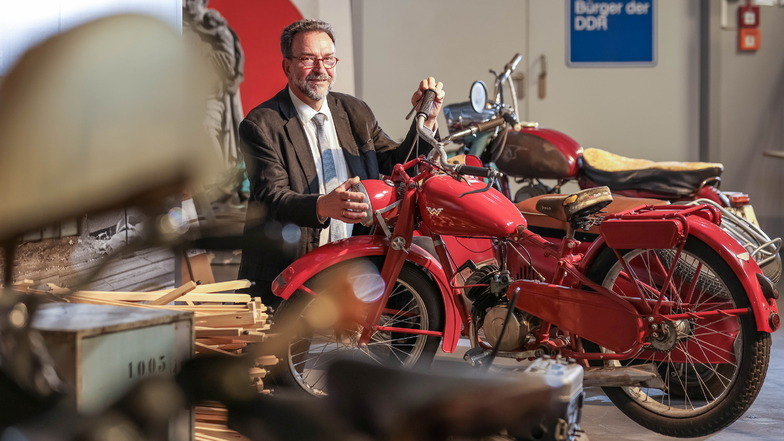 Auktionator Stefan Günther hat sich mit einem Team durch das geschlossene DDR-Museum gewühlt. Für die Versteigerung am Samstag mussten alle Exponate, darunter auch dieses Wanderer-Motorrad, nummeriert, fotografiert und katalogisiert werden.