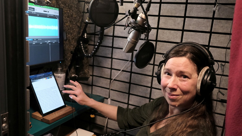 Die Tonstudio-Qualität der von ihr vorgelesenen Texte erreicht Kaja Sesterhenn in einer kleinen Kabine in ihrer Wohnung an der Freiheit in Meißen.
