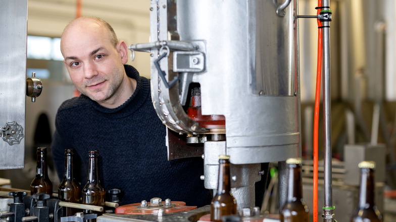 Aus mehreren gebrauchten Teilen hat sich der Inhaber von Frenzel-Bräu Tobias Frenzel eine neue Abfüllanlage gebaut. Damit kann mehr Bier in weniger Zeit abgefüllt werden.