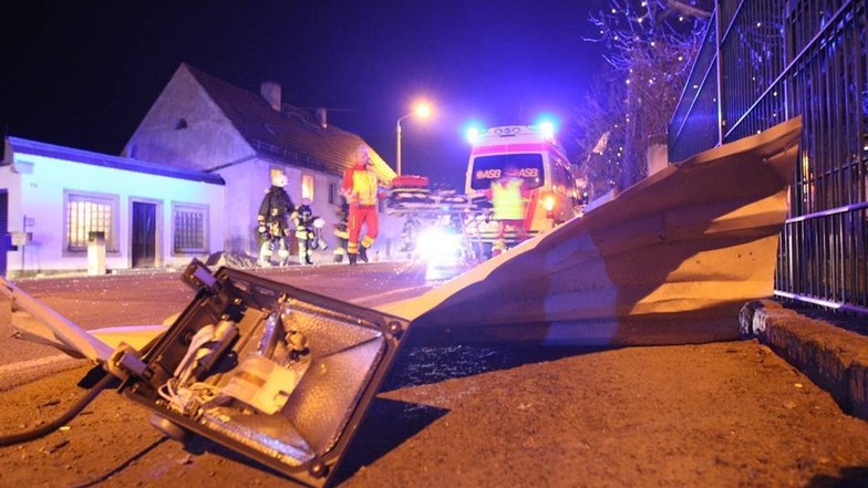 Bei einer schweren Explosion in einer Chemiefabrik in Pirna ist am Montag ein Mensch ums Leben gekommen.