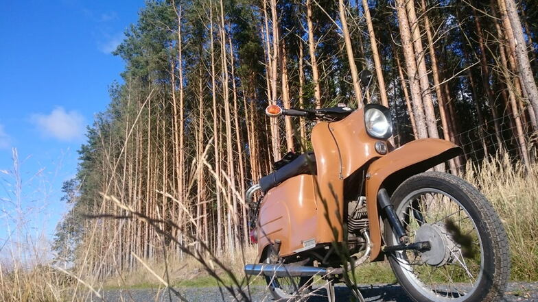 Ein solches Moped - elfenbeinfarben lackiert - haben Diebe in Dresden gestohlen.