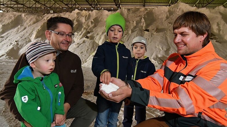 Robert Lein zeigt Klaus Ogiermann und den Kindern Richard, Vincent und Philipp das Salzlager. Dort ist Platz für 4500Tonnen Streusalz. Es ist etwa zur Hälfte gefüllt.