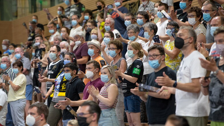 Fast alle der 698 zahlenden Zuschauer in der Dresdner Ballsport-Arena tragen den Mund-Nase-Schutz korrekt. Unter Auflagen durften auch beim letzten Heimspiel der Saison Fans dabei sein.