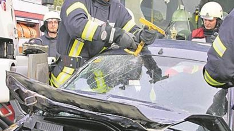 Feuerwehrleute öffnen das völlig deformierte Auto. Fotos (2): Andrea Funke