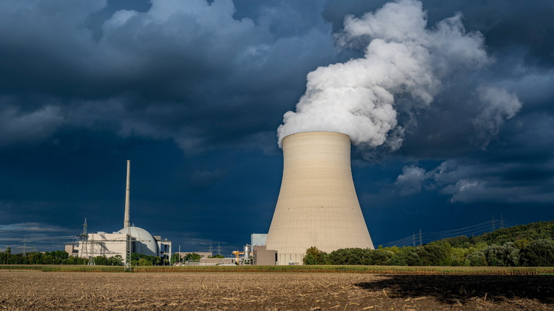 Wasserdampf steigt aus dem Kühlturm des Atomkraftwerks (AKW) Isar 2. Um die Leistung dieses Kernkraftwerks zu ersetzen, bräuchte es mindestens 300 hochmoderne Windräder mit einer Leistung von jeweils fünf Megawatt. Foto: dpa