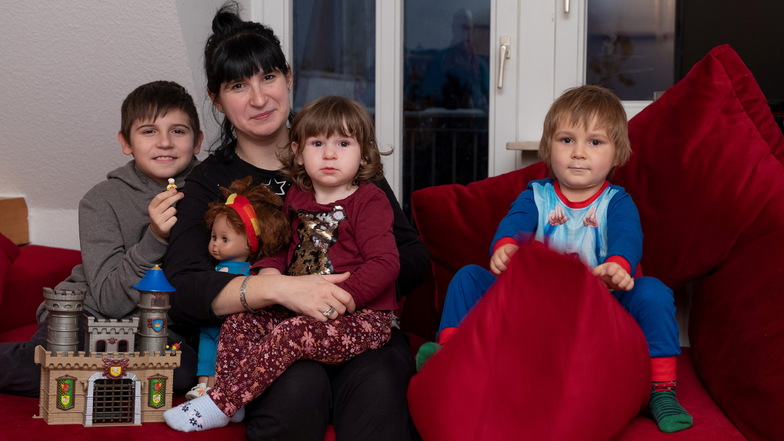 Mitte November zog Alexandra mit ihren Kindern David, Sarah und Timo (v.l.) in eine Dachgeschosswohnung in Radebeul-West.