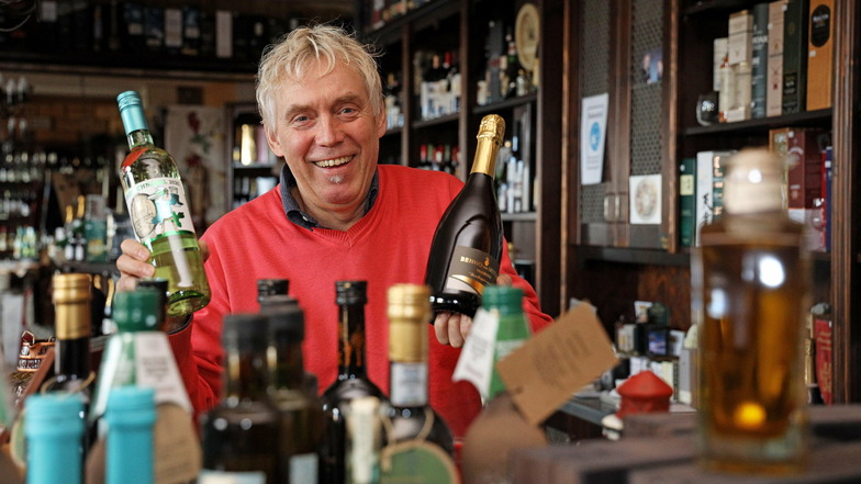 Wilfried Thiel lebt in Gröditz und hat sich mit der Riesaer Vinothek einen Traum verwirklicht. Dort hat er mehr als 600 Sorten Wein im Angebot.