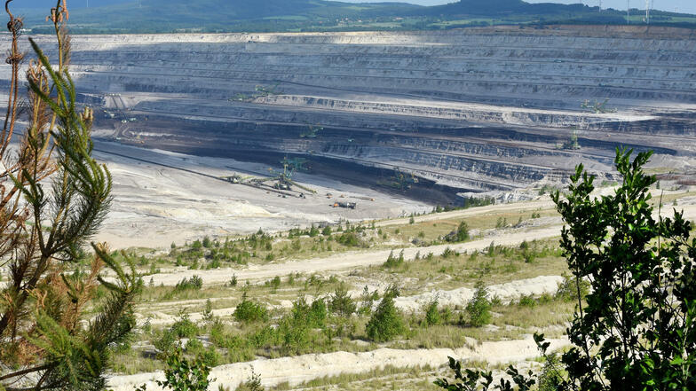 Blick in den Tagebau bei Zittau, der das polnische Kraftwerk Turow mit Braunkohle beliefert.