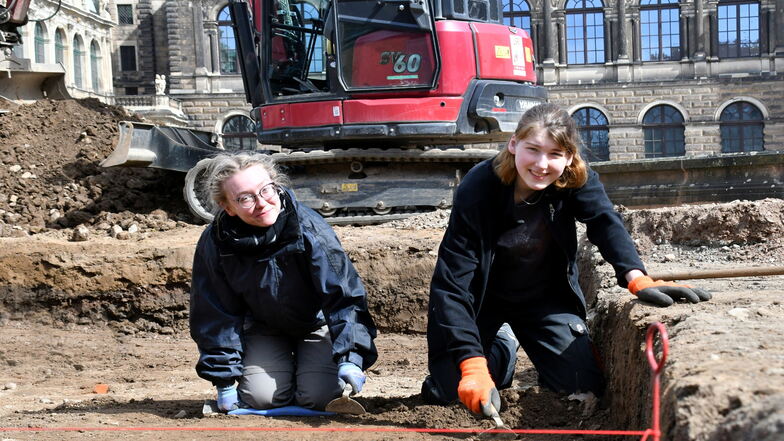 Lisa Dittrich (l.) und Ronja Schneider freuen sich, bei den archäologischen Grabungen im Zwingerhof in Dresden bei ihrem Freiwilligen Sozialen Jahr mitarbeiten zu dürfen. Die letzten Grabungen werden jetzt abgeschlossen. Insgesamt gab es rund 8.500 releva
